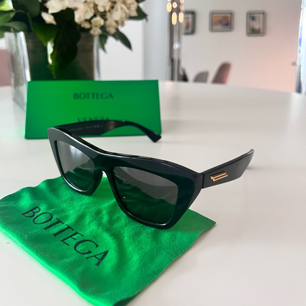 Bottega Veneta cat eye sunglasses in black & gold - excellent condition
